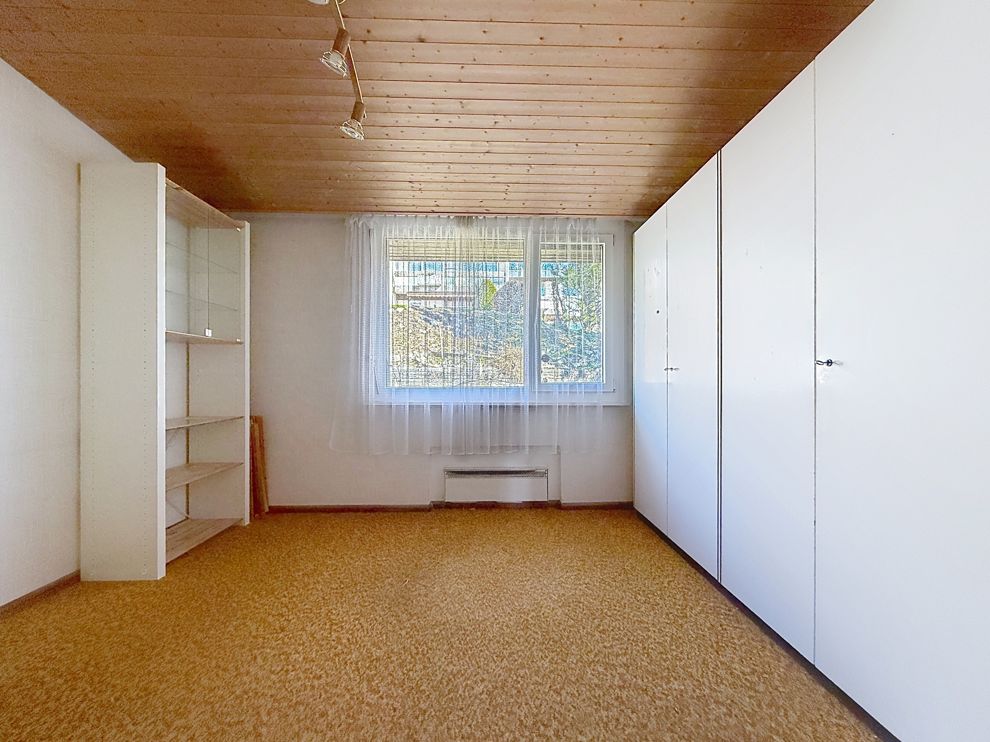 Schlichtes Schlafzimmer mit Einbauschränken