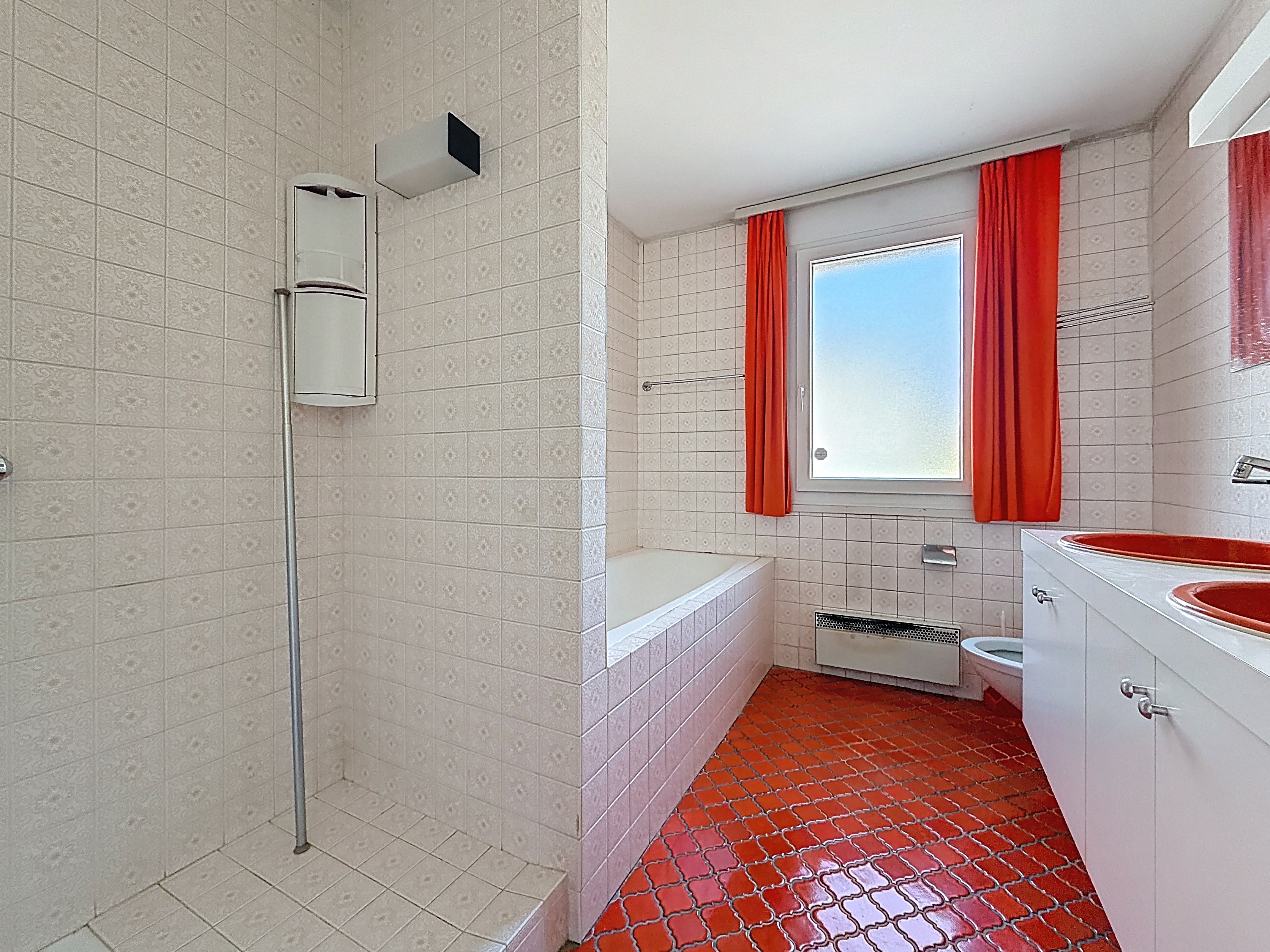 Badezimmer mit Dusche, Wanne und Doppelwaschtisch