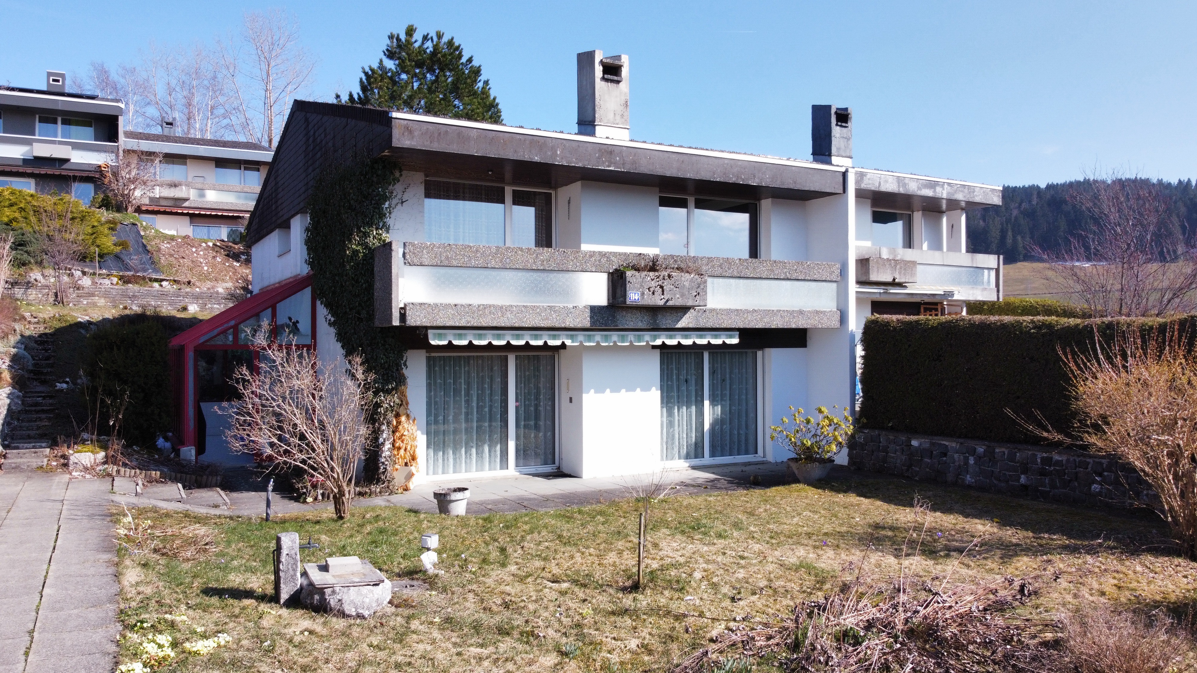 Modernes Einfamilienhaus mit Garten