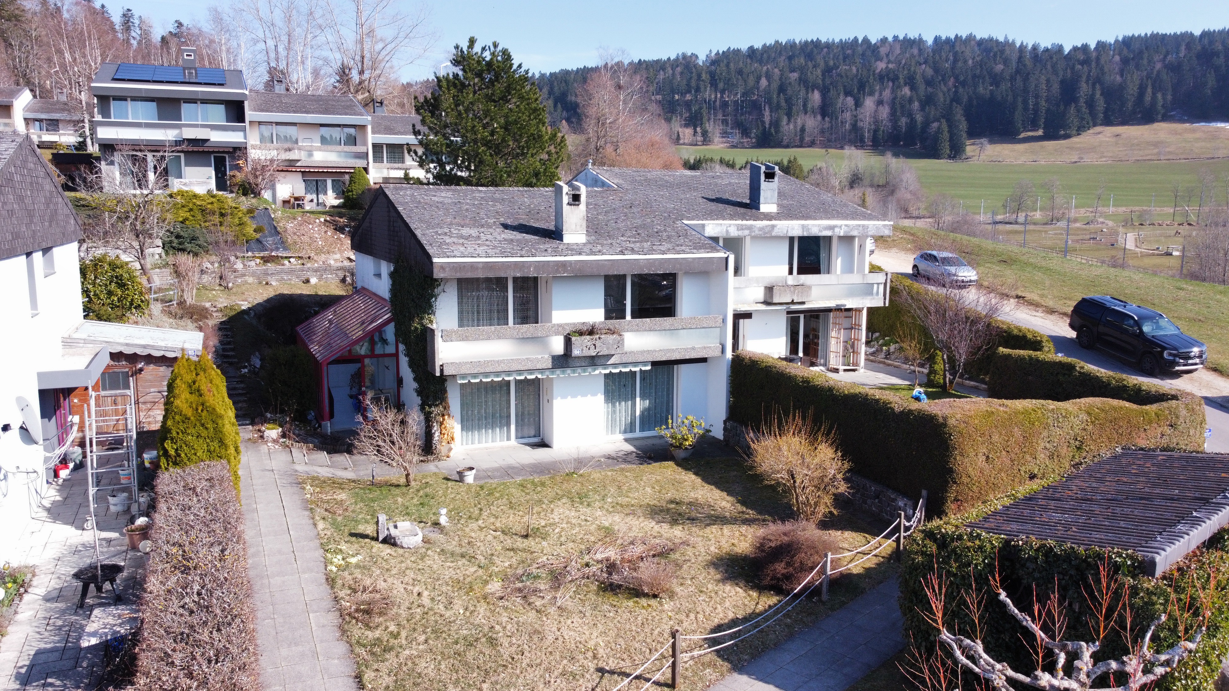 Außenansicht eines Wohnhauses mit Garten und Bergblick