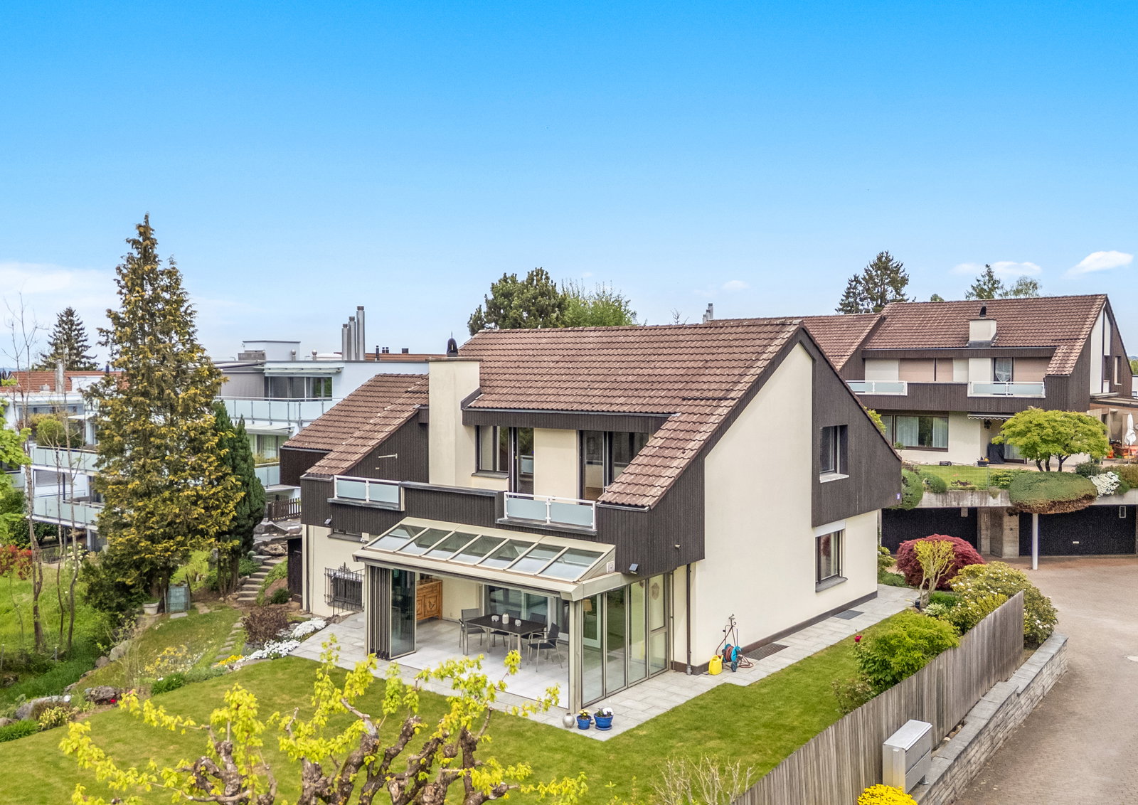 Drohnenaufnahme eines Einfamilienhauses mit Garten
