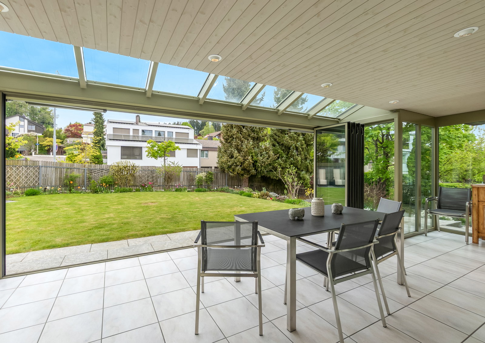 Veranda mit Blick in den Garten