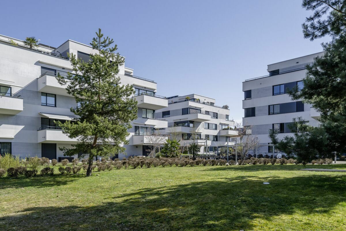 Moderne Wohnanlage mit Grünfläche