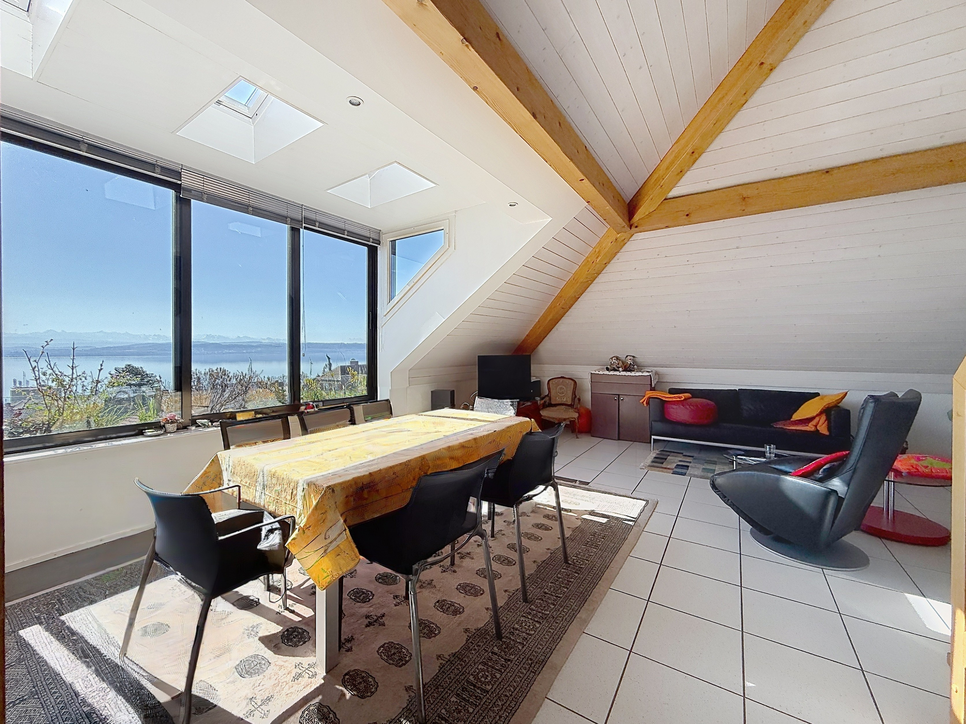 Helles Dachgeschoss-Wohnzimmer mit Seeblick