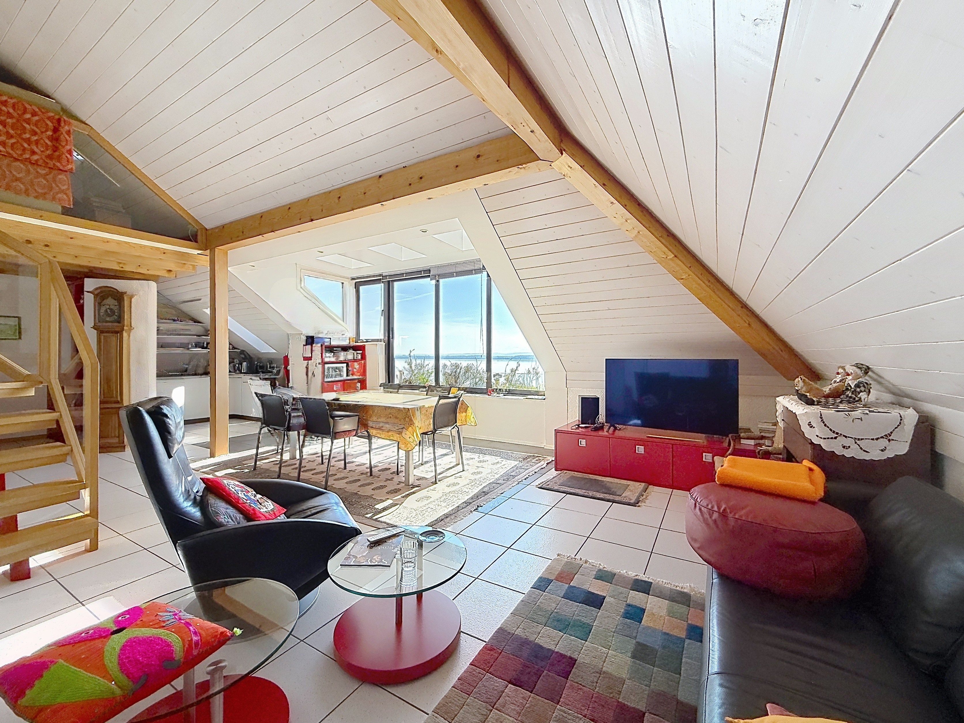 Wohnzimmer mit Galerie und Meerblick
