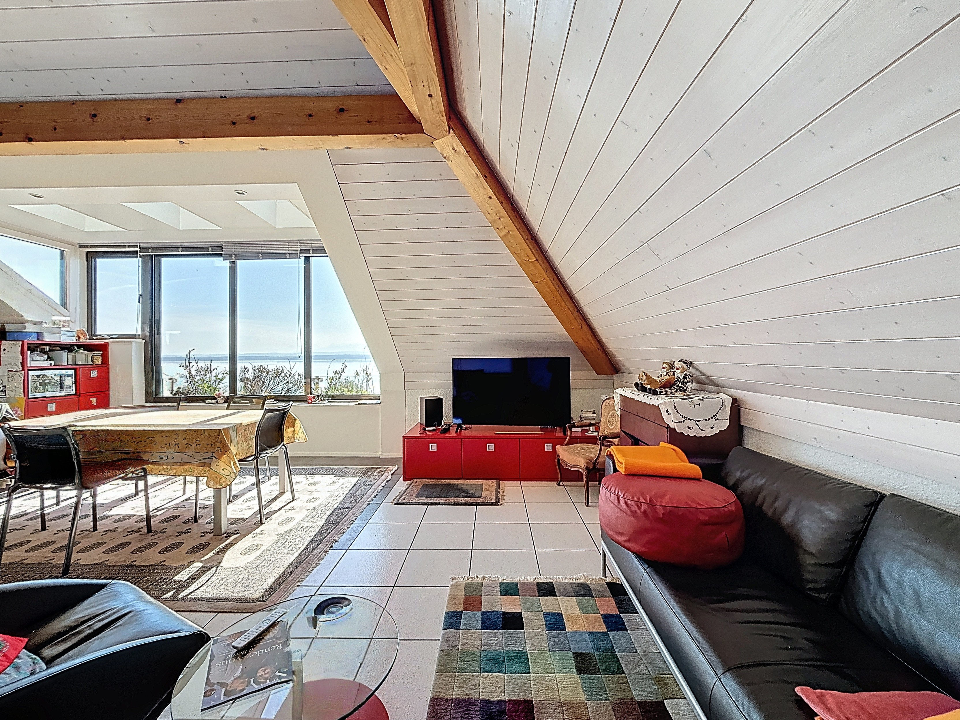 Helles Wohn- und Esszimmer mit Blick auf das Wasser