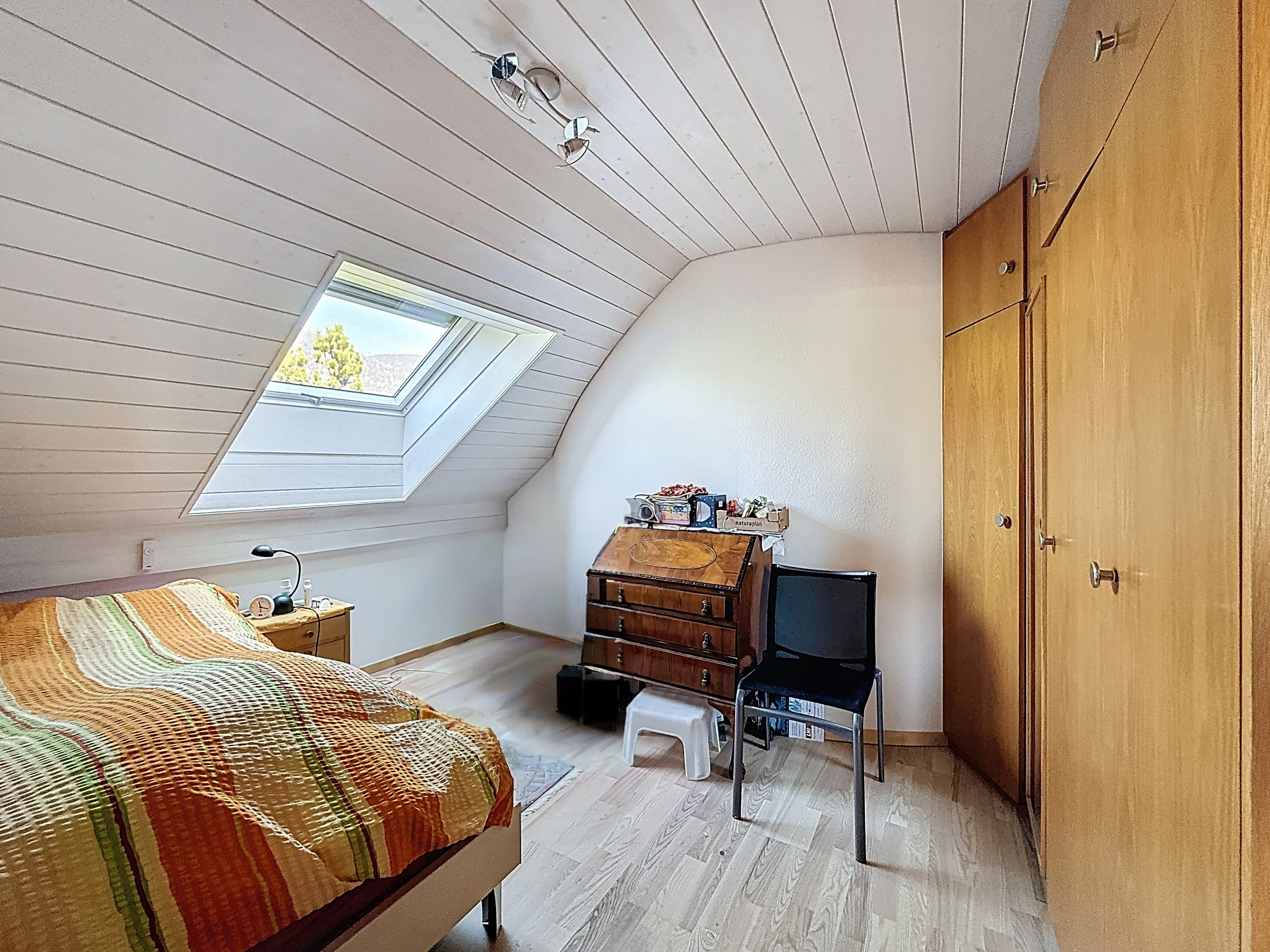 Dachgeschoss-Schlafzimmer mit Dachfenster