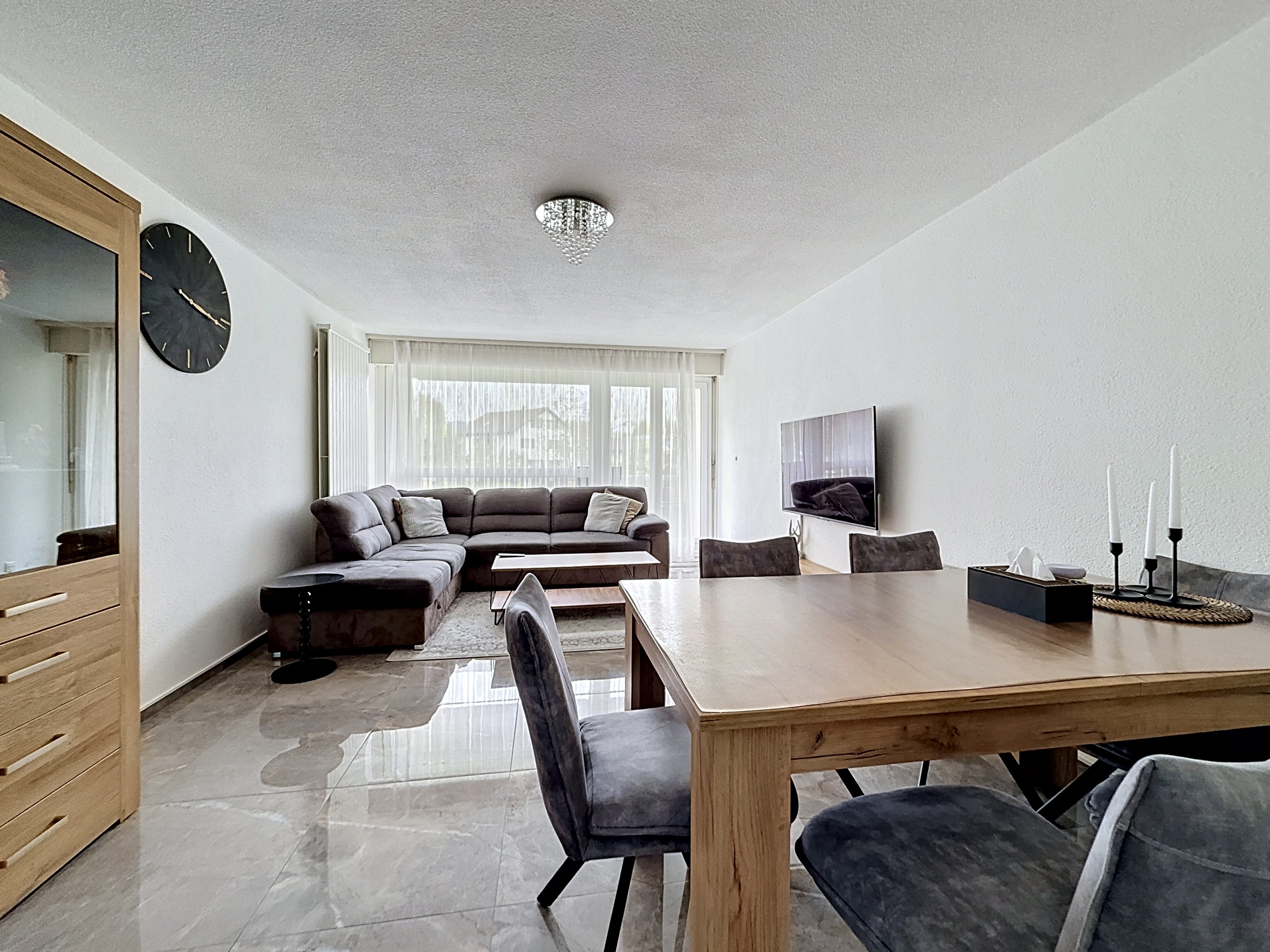 Modernes Wohn- und Esszimmer