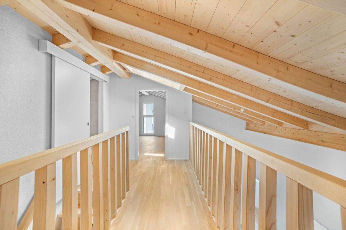 Heller Dachbodenflur mit Holzgeländer