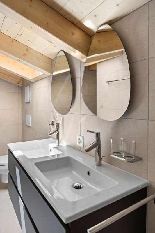 Modernes Badezimmer mit Doppelwaschtisch und Holzdecke