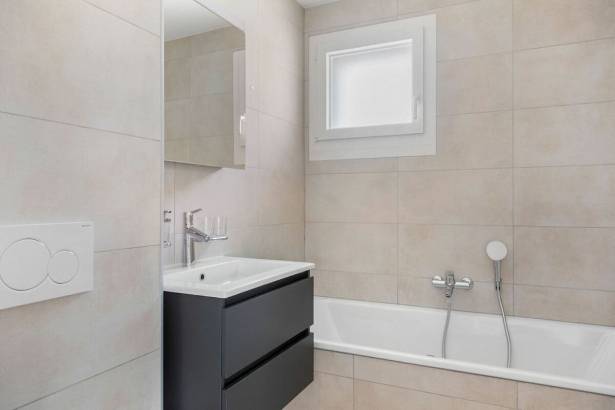 Modernes Badezimmer mit Badewanne und Waschtisch