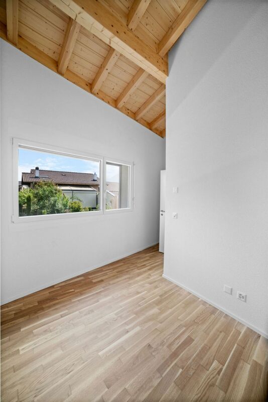 Heller Dachraum mit Holzdecke und Fenster