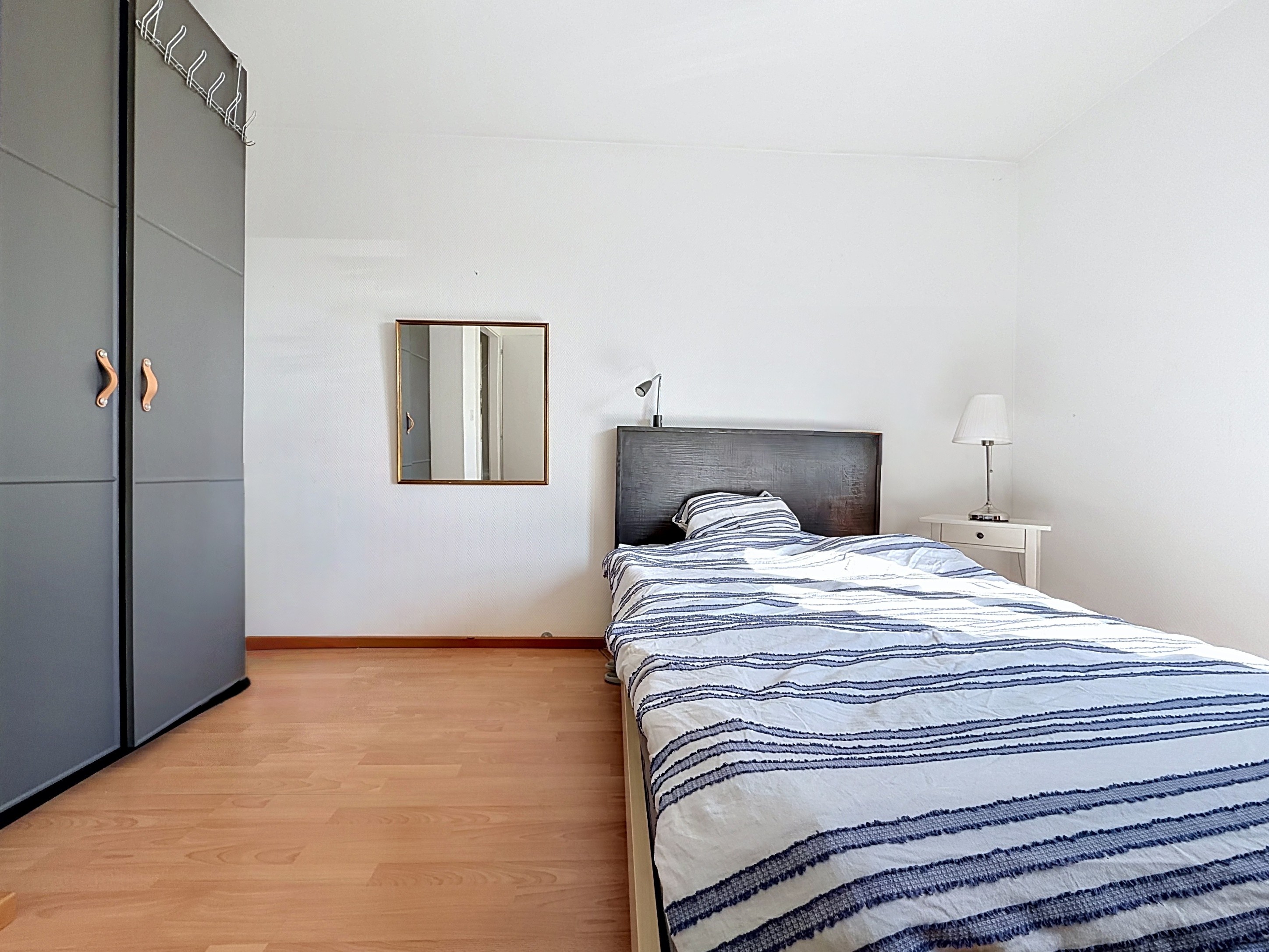 Schlichtes Schlafzimmer mit Einzelbett