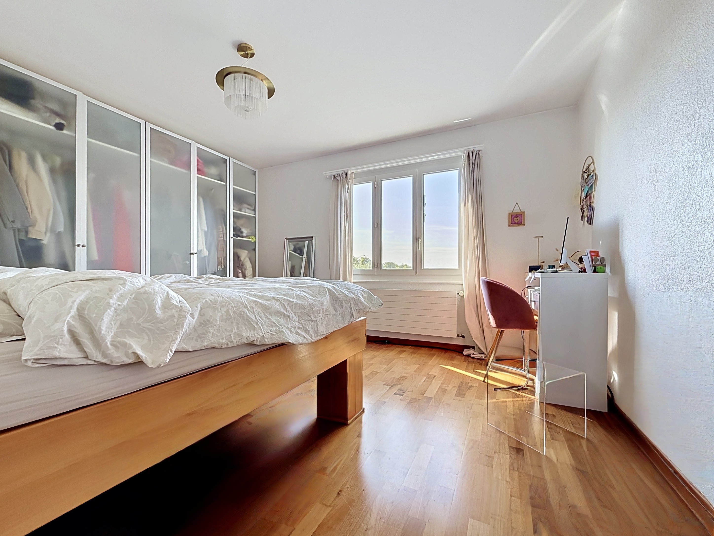 Helles Schlafzimmer mit Einbauschrank und Arbeitsplatz