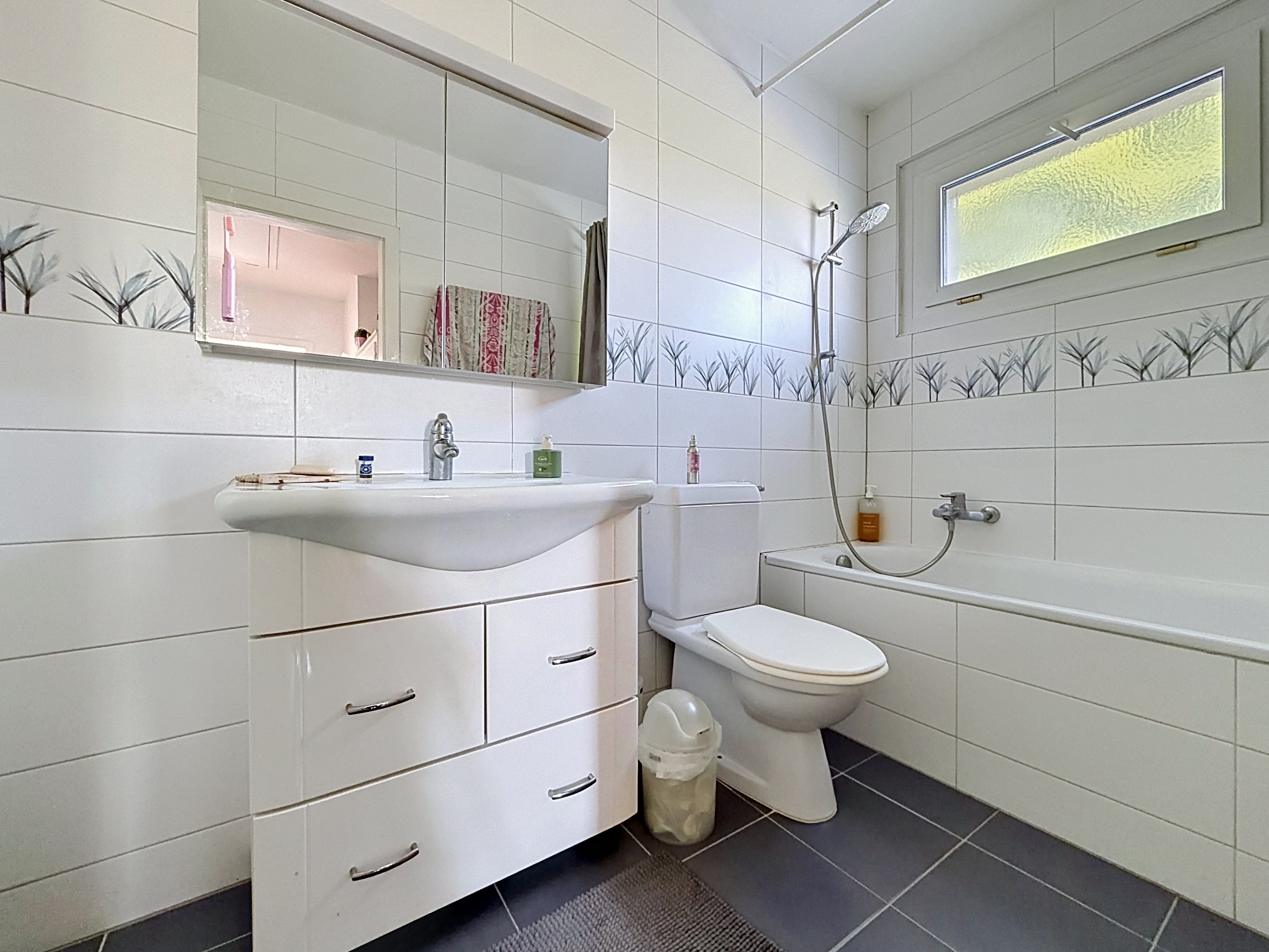 Modernes Badezimmer mit Wanne und WC