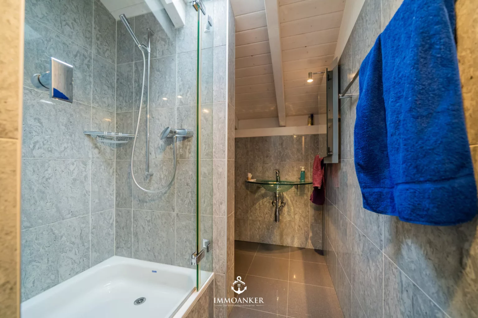 Modernes Badezimmer mit Duschbadewanne und schmalem Waschtisch