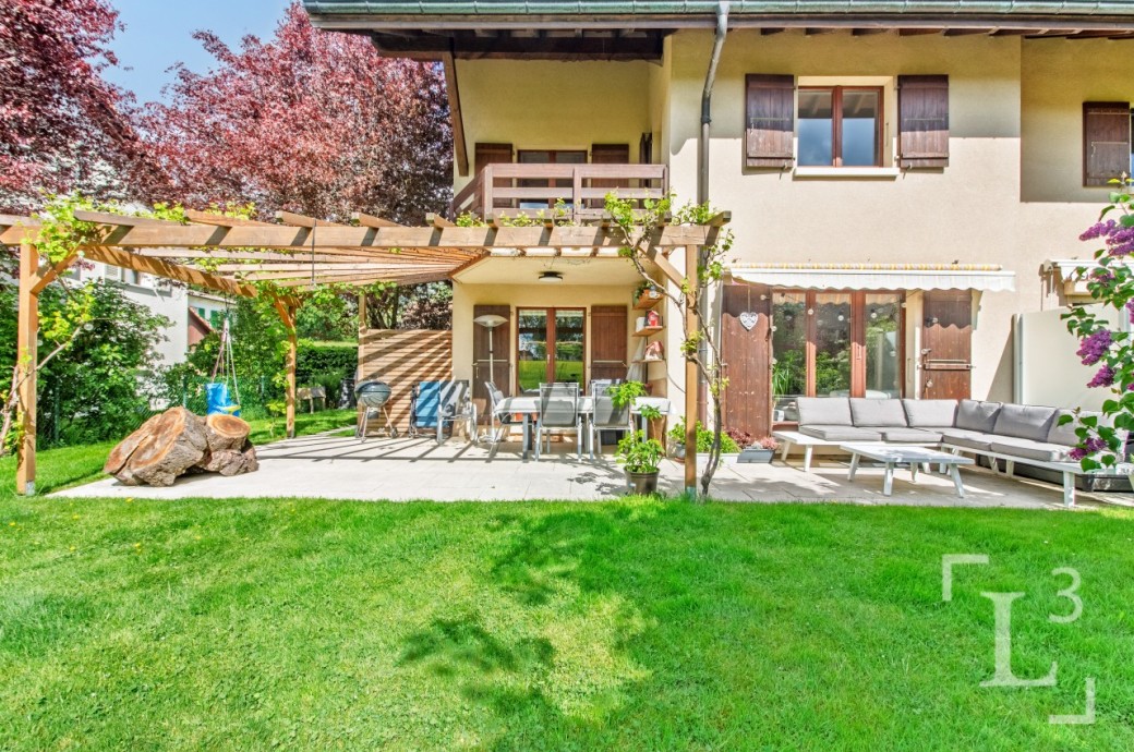 Garten mit Terrasse und Pergola
