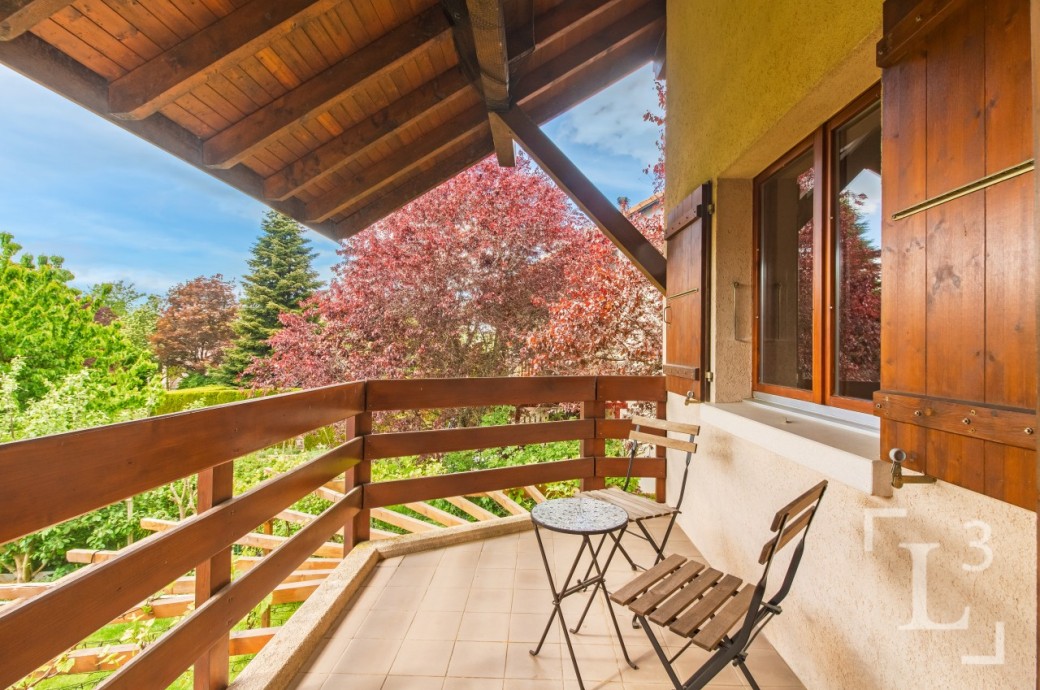 Balkon mit Holzverkleidung und Blick ins Grüne
