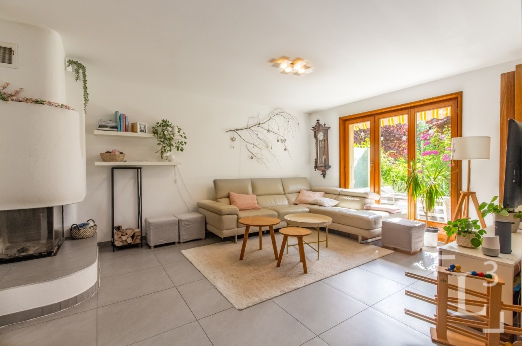 Heller Wohnraum mit Kamin und Gartenblick