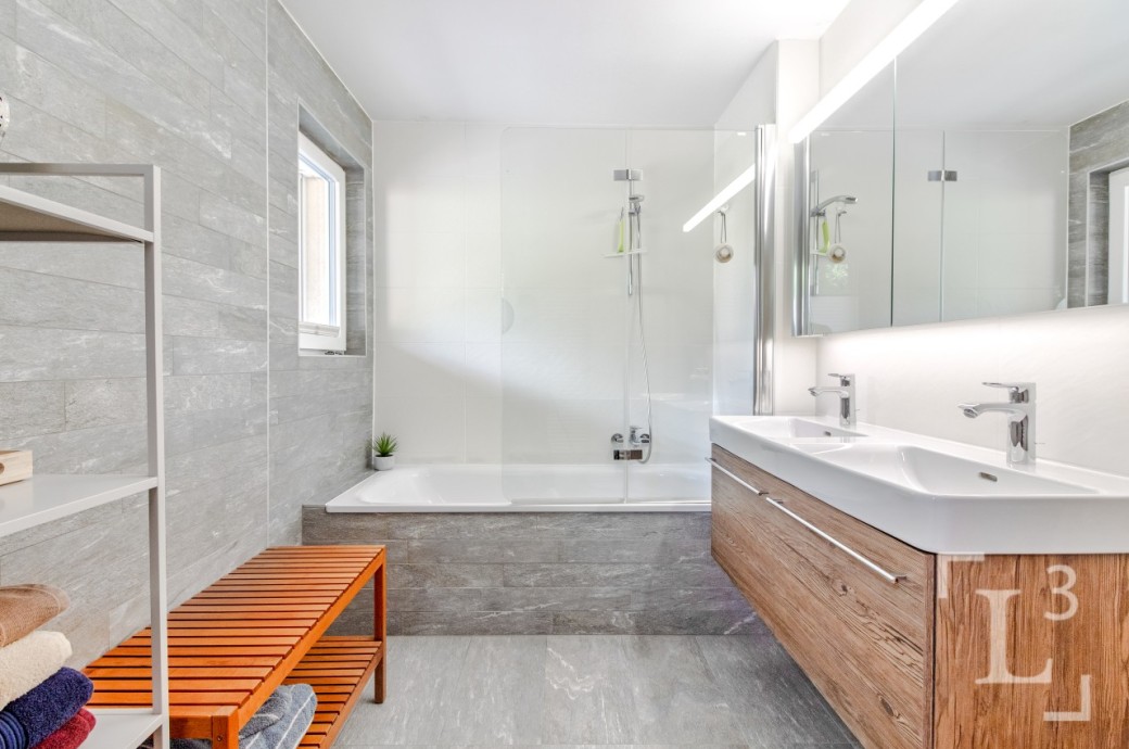 Modernes Badezimmer mit Doppelwaschbecken und Badewanne
