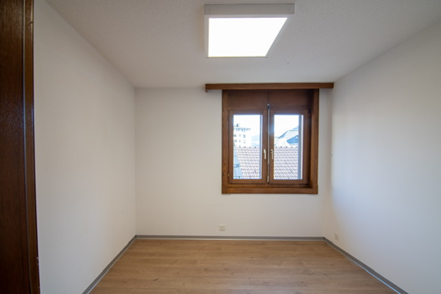 Leerer Raum mit Dachfenster