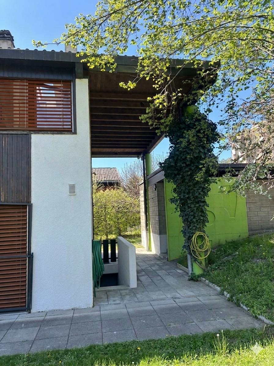 Außenansicht eines Hauses mit überdachtem Seitengang