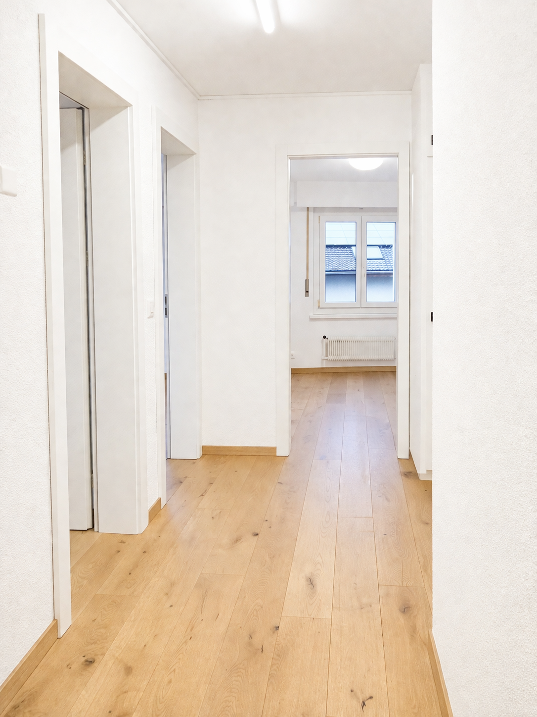 Heller Flur mit Holzdielen
