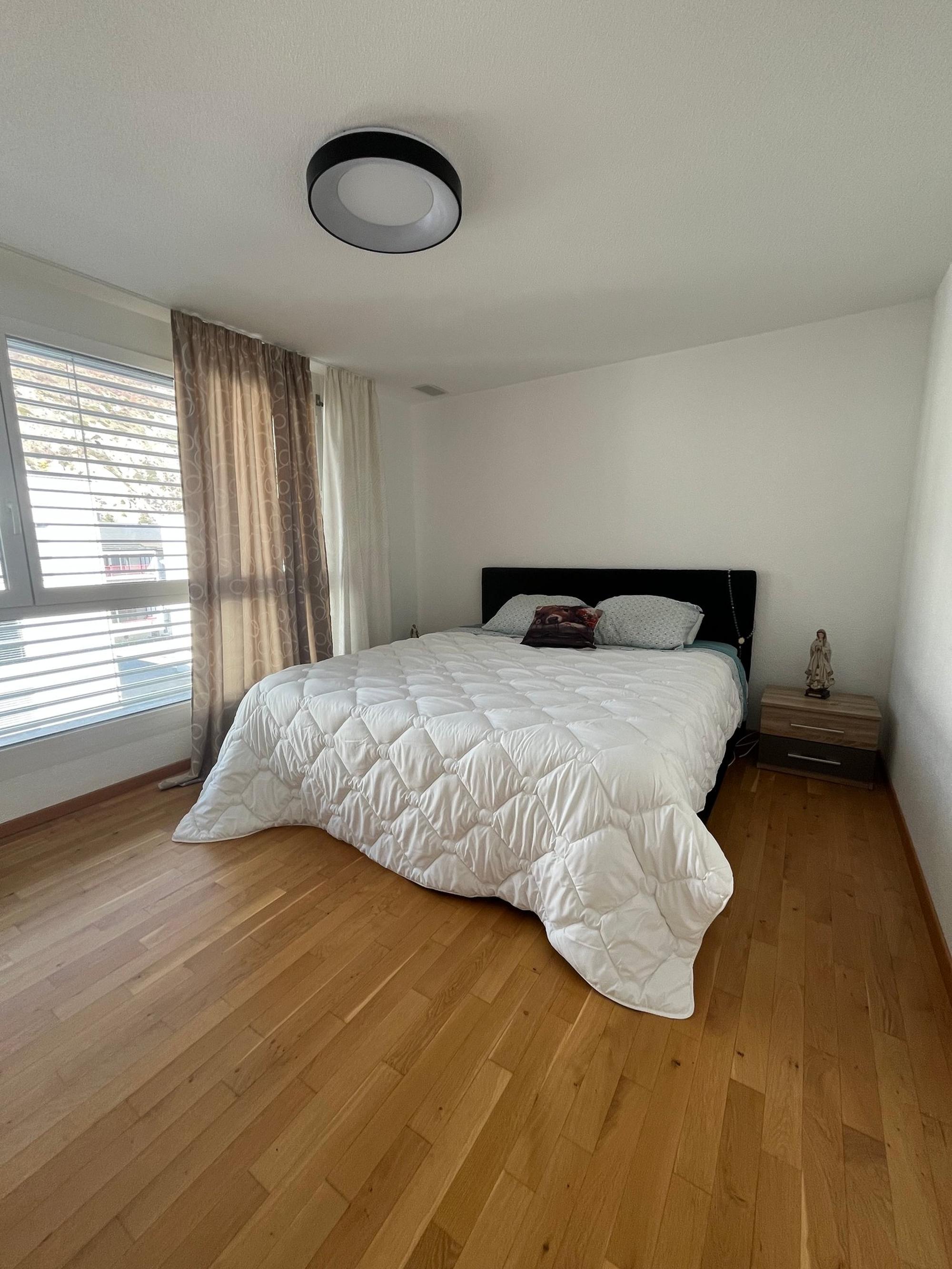 Helles Schlafzimmer mit Doppelbett