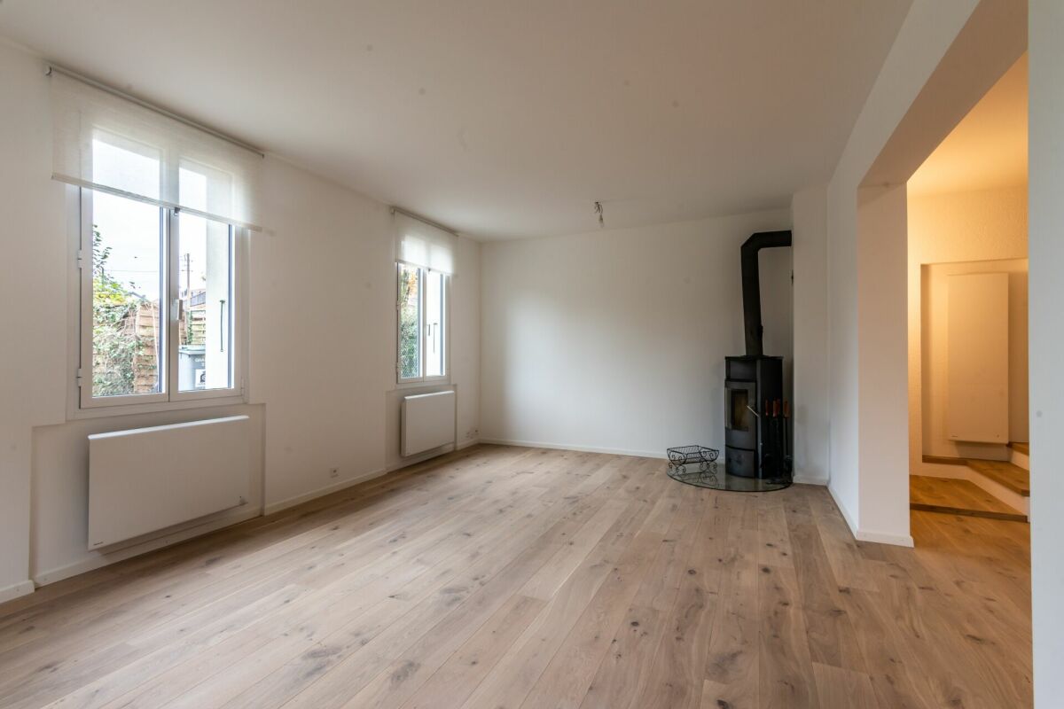 Helles Wohnzimmer mit Kamin