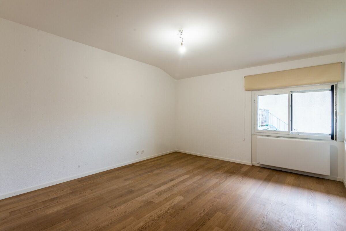Leerer Wohnraum mit Fenster