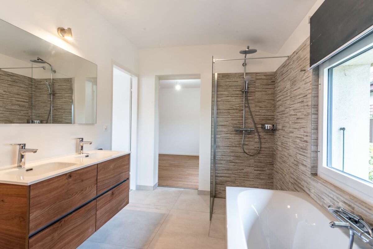 Modernes Badezimmer mit Doppelwaschtisch und Wanne