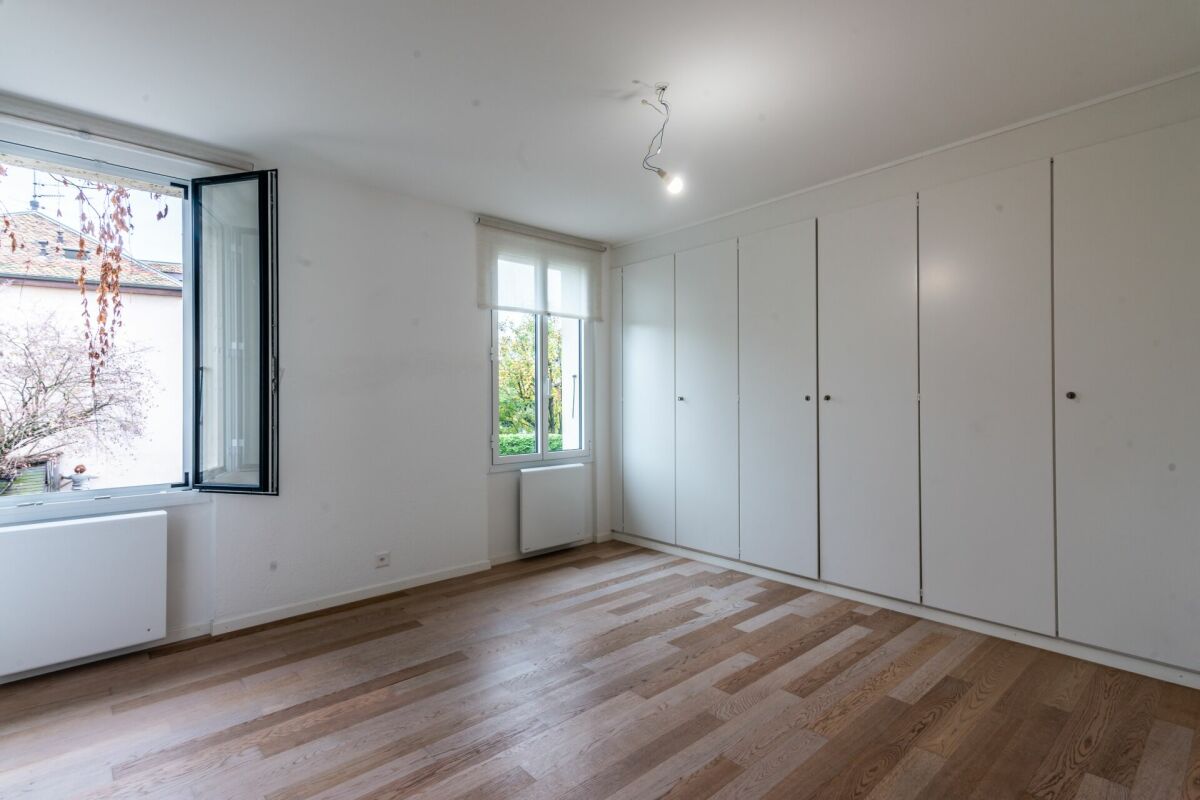 Helles Schlafzimmer mit Einbauschränken
