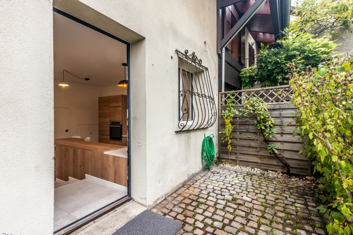 Innenhof mit Blick in eine moderne Küche