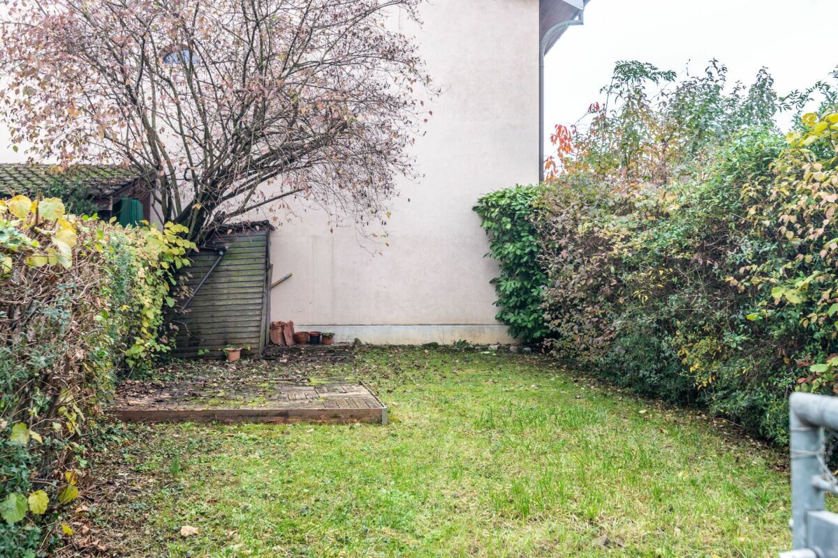 Garten mit Seitenhof und dichter Bepflanzung