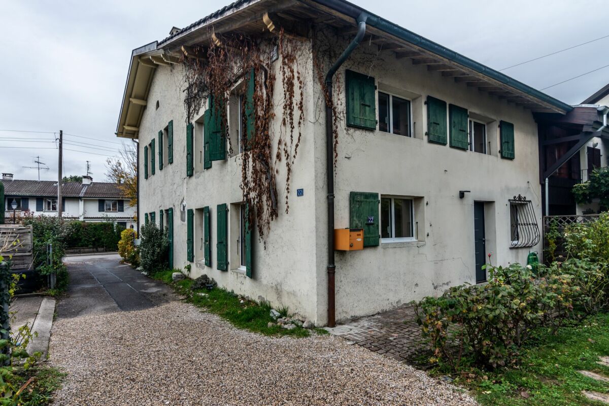 Hausfassade mit grünen Fensterläden