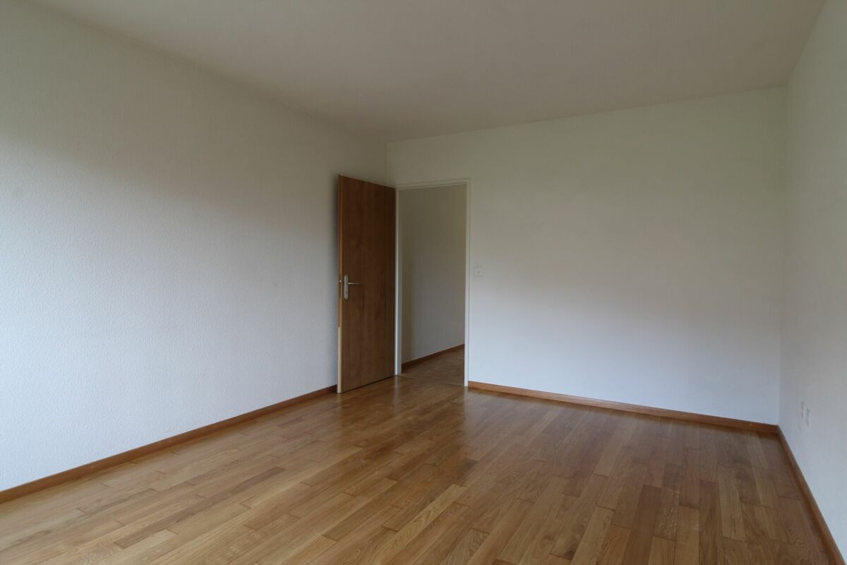 Leerer Wohnraum mit Holzboden