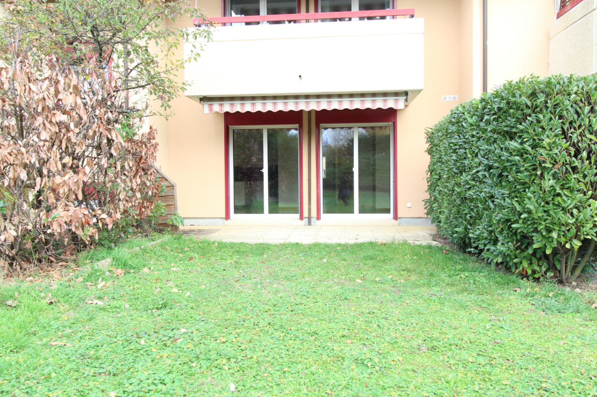 Terrasse mit Garten vor der Erdgeschosswohnung