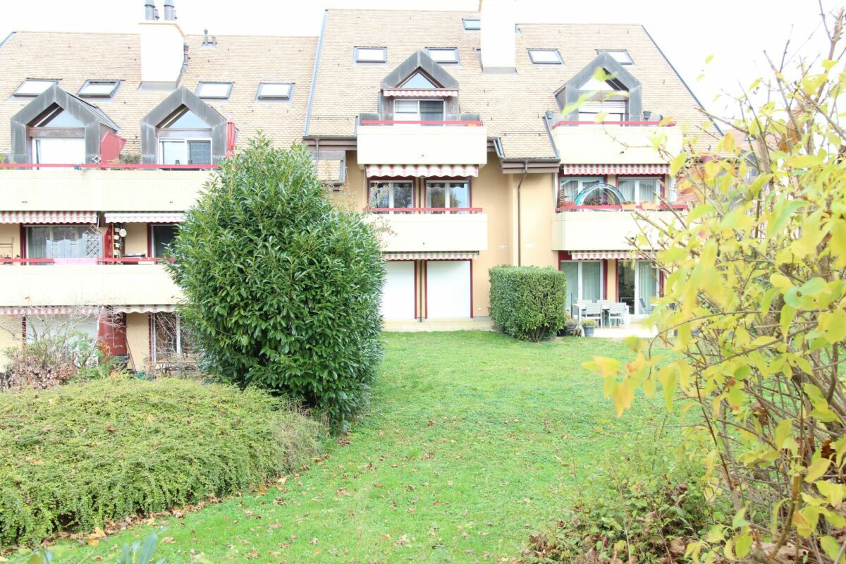 Mehrfamilienhaus mit Gartenansicht