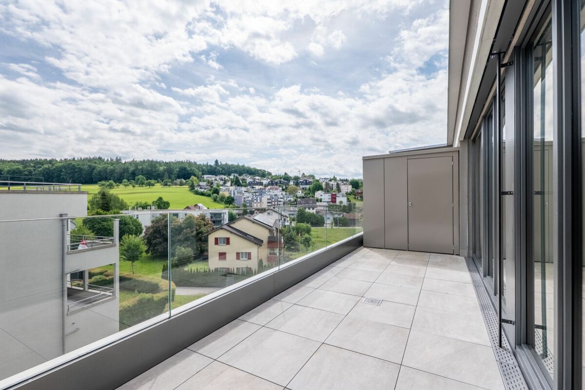 Moderne Balkonterrasse mit Weitblick