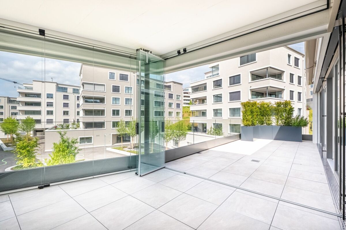 Große moderne Loggia mit Glasgeländer