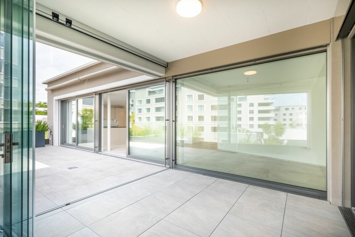 Großzügige moderne Terrasse mit Glasfronten