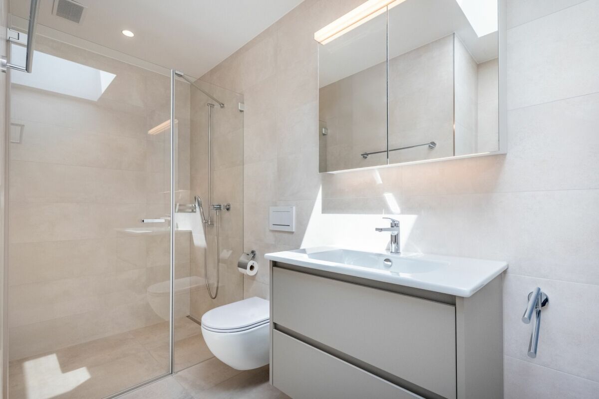 Modernes Badezimmer mit Dusche und Waschtisch