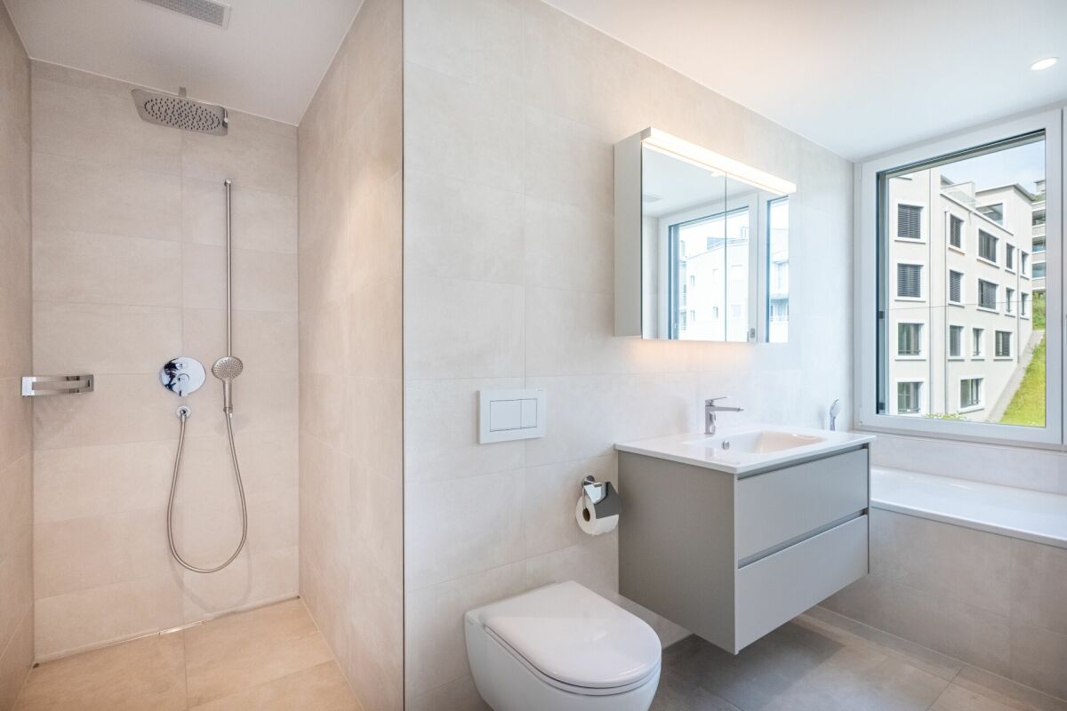 Modernes Badezimmer mit Dusche, Waschtisch und Fensterbank