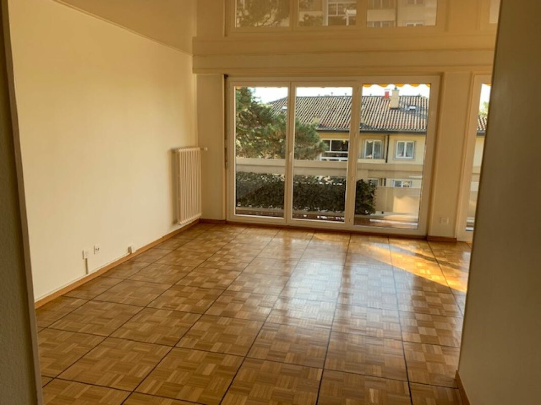 Leerer Wohnraum mit Balkon- bzw. Fensterfront