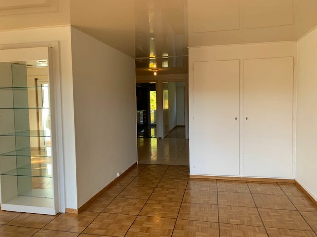 Heller Innenraum mit Einbauschrank und Parkettboden