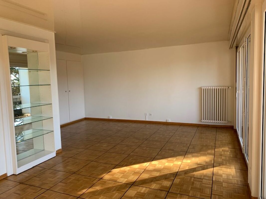 Heller leerer Wohnraum mit Parkett und Einbauschränken