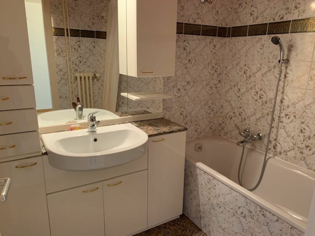 Badezimmer mit Wanne und Waschtisch