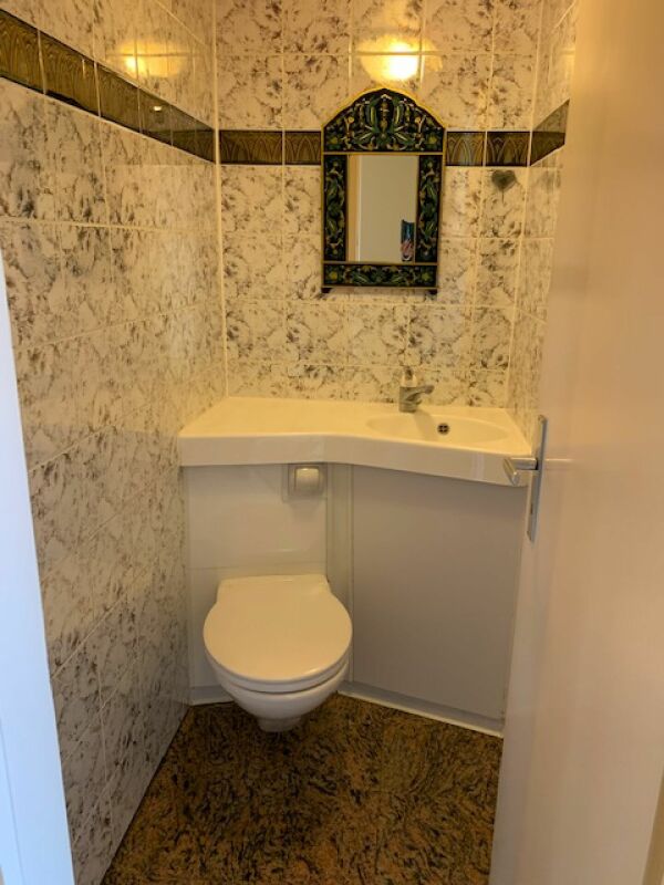 Gäste-WC mit Marmoroptik