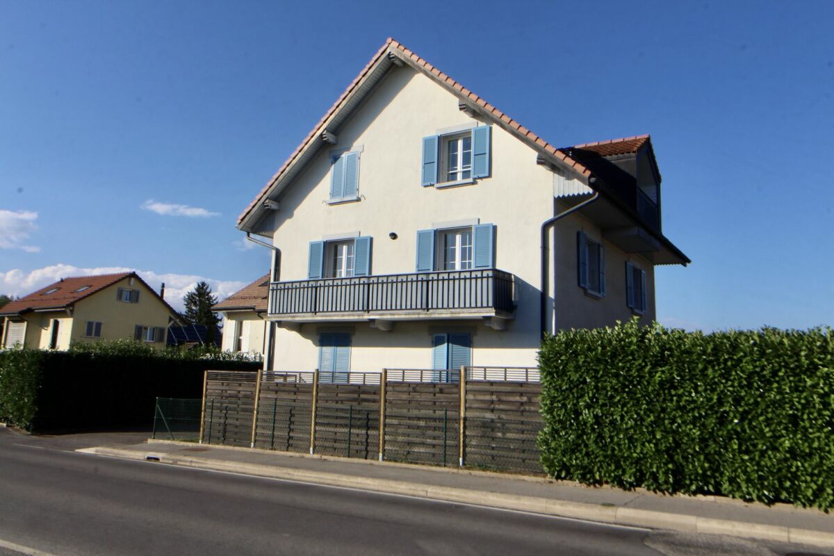 Wohnhaus mit Satteldach und blauen Fensterläden