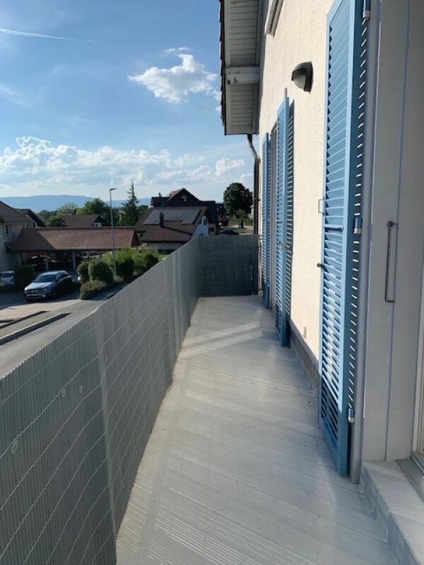 Balkon mit Blick auf Wohngebiet